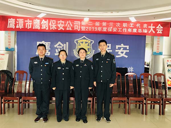 工會主席徐玉英、女工委主任王婷與新當選的工會委員合影